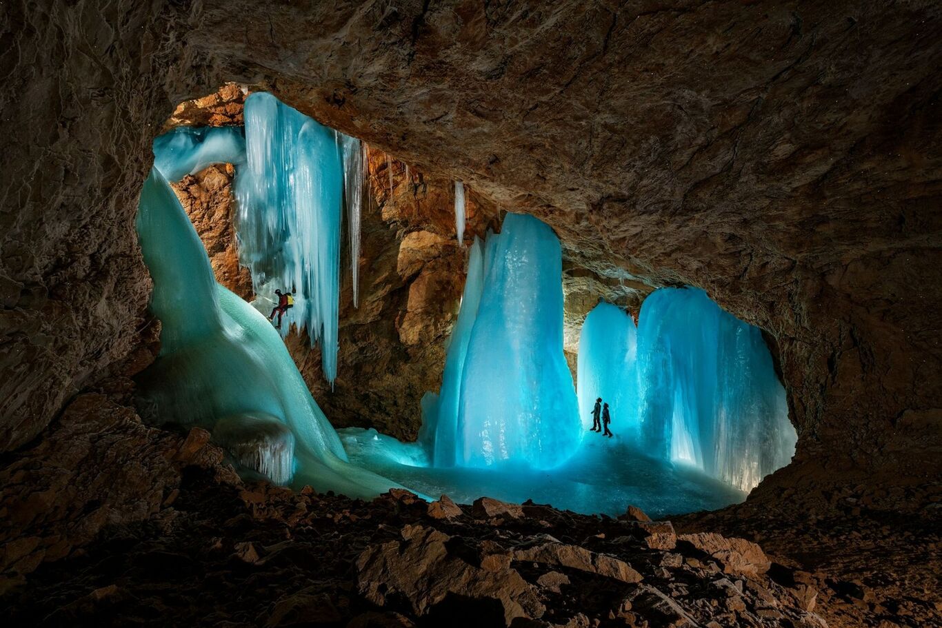 تصاویری از زیباترین غار‌های یخی اروپا (فرادید)