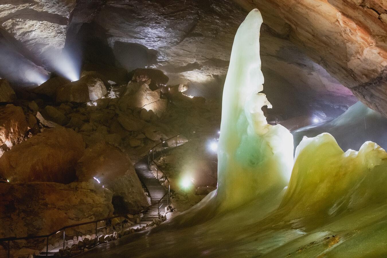 تصاویری از زیباترین غار‌های یخی اروپا (فرادید)