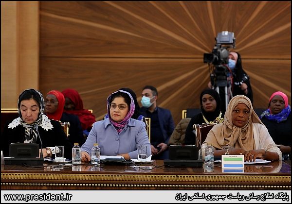 زنان شرکت‌کننده در کنگره بین المللی بانوان تاثیرگذار با حضور رئیس‌جمهور