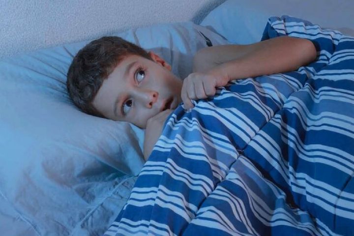 عواقب خوابیدن کودک کنار والدین را جدی بگیرید