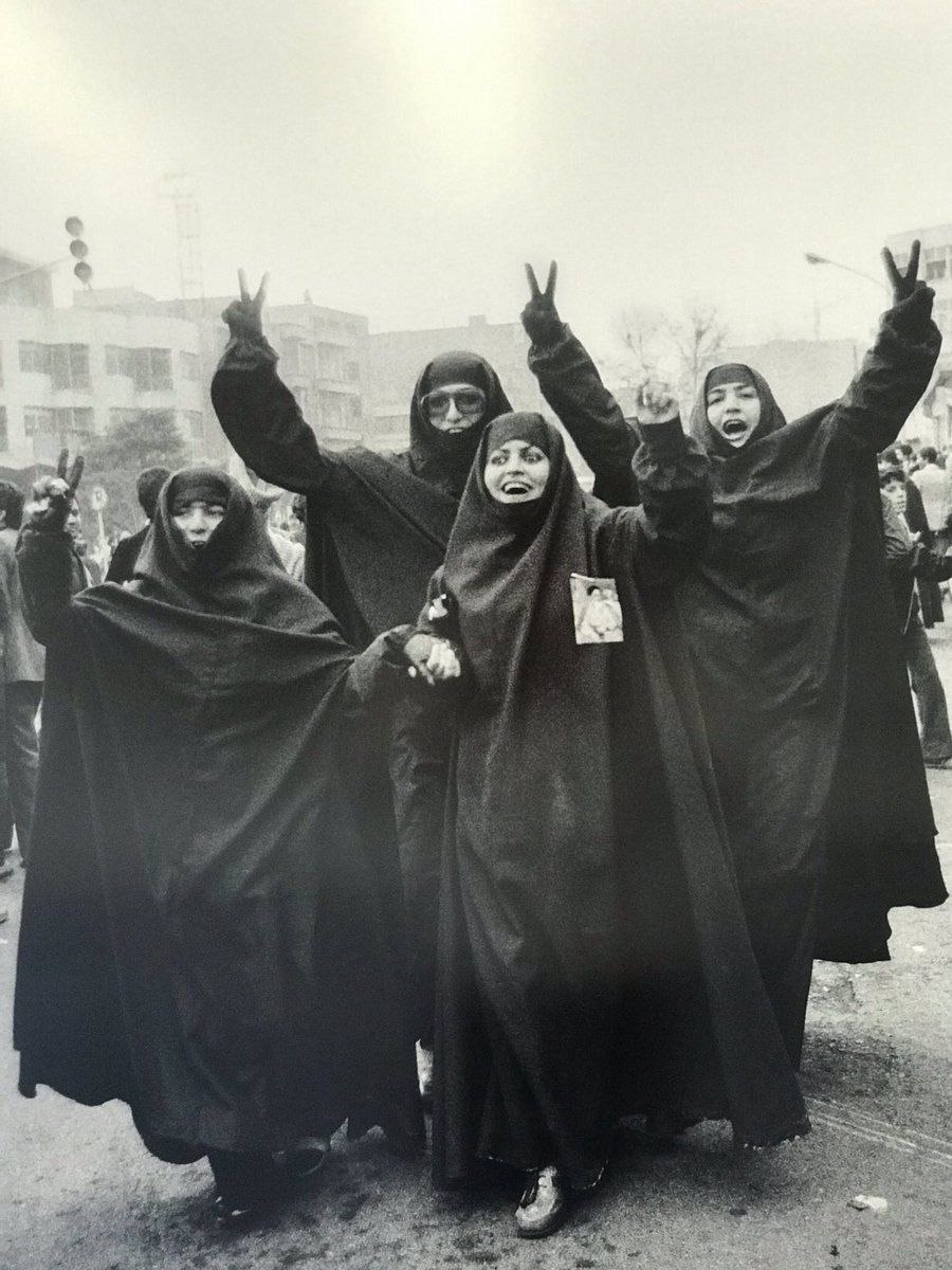 عکسی متفاوت و زنانه از روزهای پیروزی انقلاب که پربازدید شد