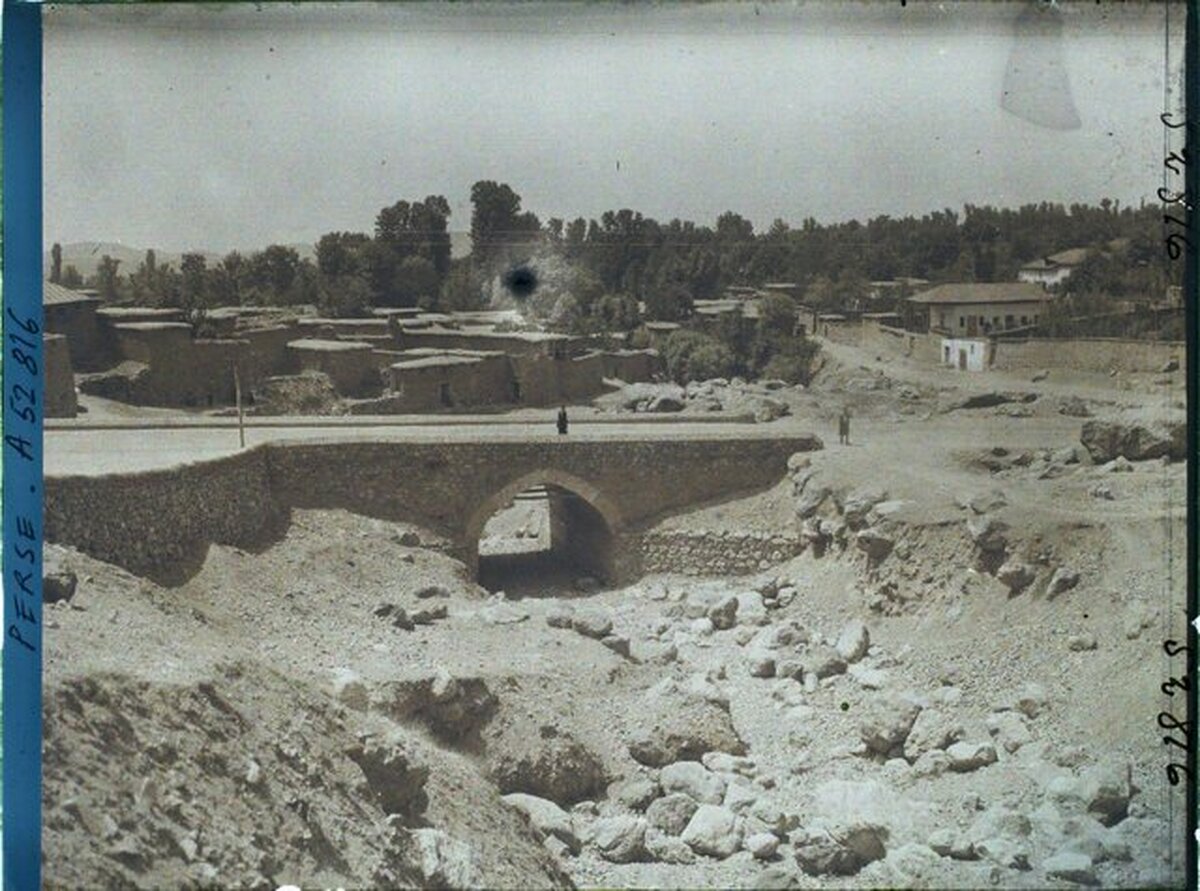 عکسی متفاوت از میدان تجریش، یک قرن قبل!