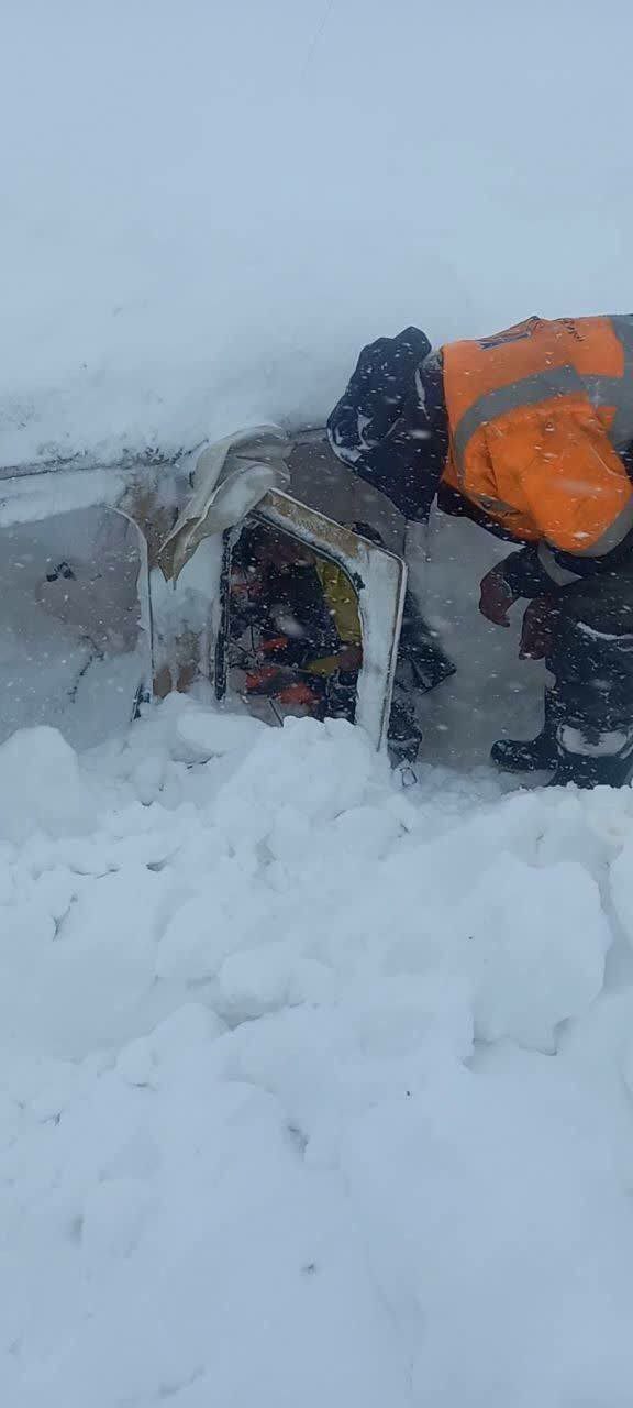 تصاویری از نجات راهدار مدفون‌شده زیر برف