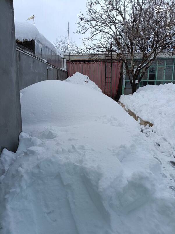 حجم برف حیاط یک خانه در شهرکرد