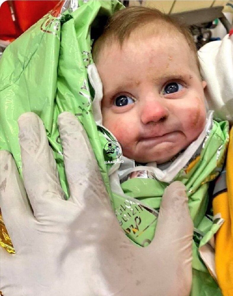 عکس غم‌انگیزِ نوزادی که از زیرآوار نجات پیدا کرد