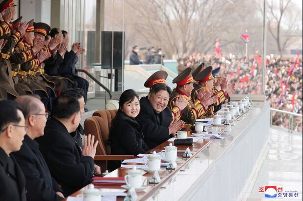 چهره خندان رهبر کره شمالی و دخترش در یک برنامه