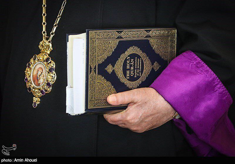 اسقف ارامنه تهران با قرآن وارد نشست خبری شد