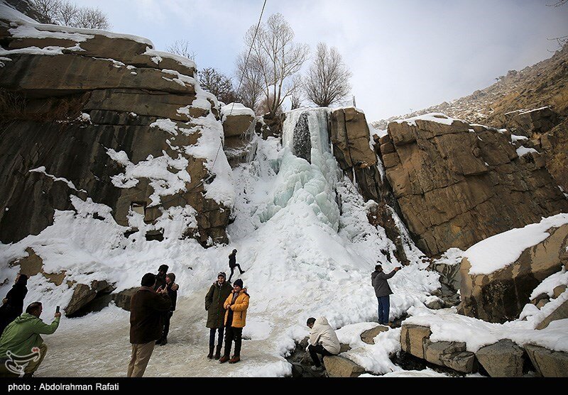 تصاویری کم‌سابقه از آبشار یخ‌زده ۱۲متری همدان