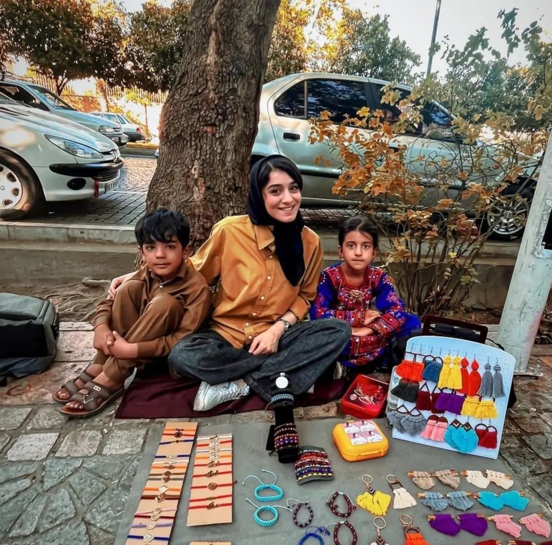 عکسی از دو کودک کار در کنار یک هنرمند خیابانی که وایرال شد