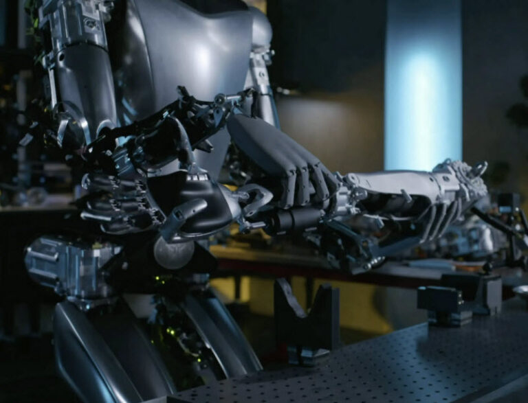 ماسک انتظار دارد روبات‌های تسلا تبدیل به کسب و کاری بسیار بزرگتری نسبت به بخش خودروسازی‌اش شوند!(یک پزشک)