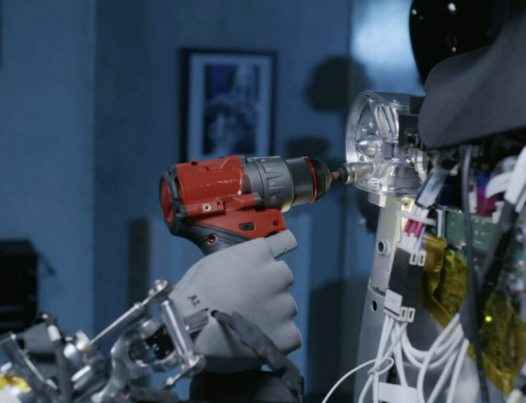 ماسک انتظار دارد روبات‌های تسلا تبدیل به کسب و کاری بسیار بزرگتری نسبت به بخش خودروسازی‌اش شوند!(یک پزشک)