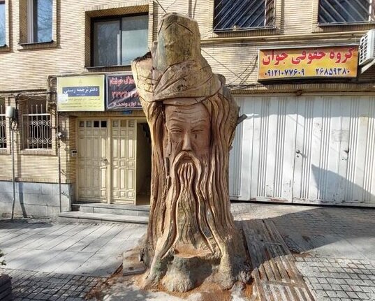تبدیل بقایای چنار ۳۵۰ ساله به مجسمه مولانا