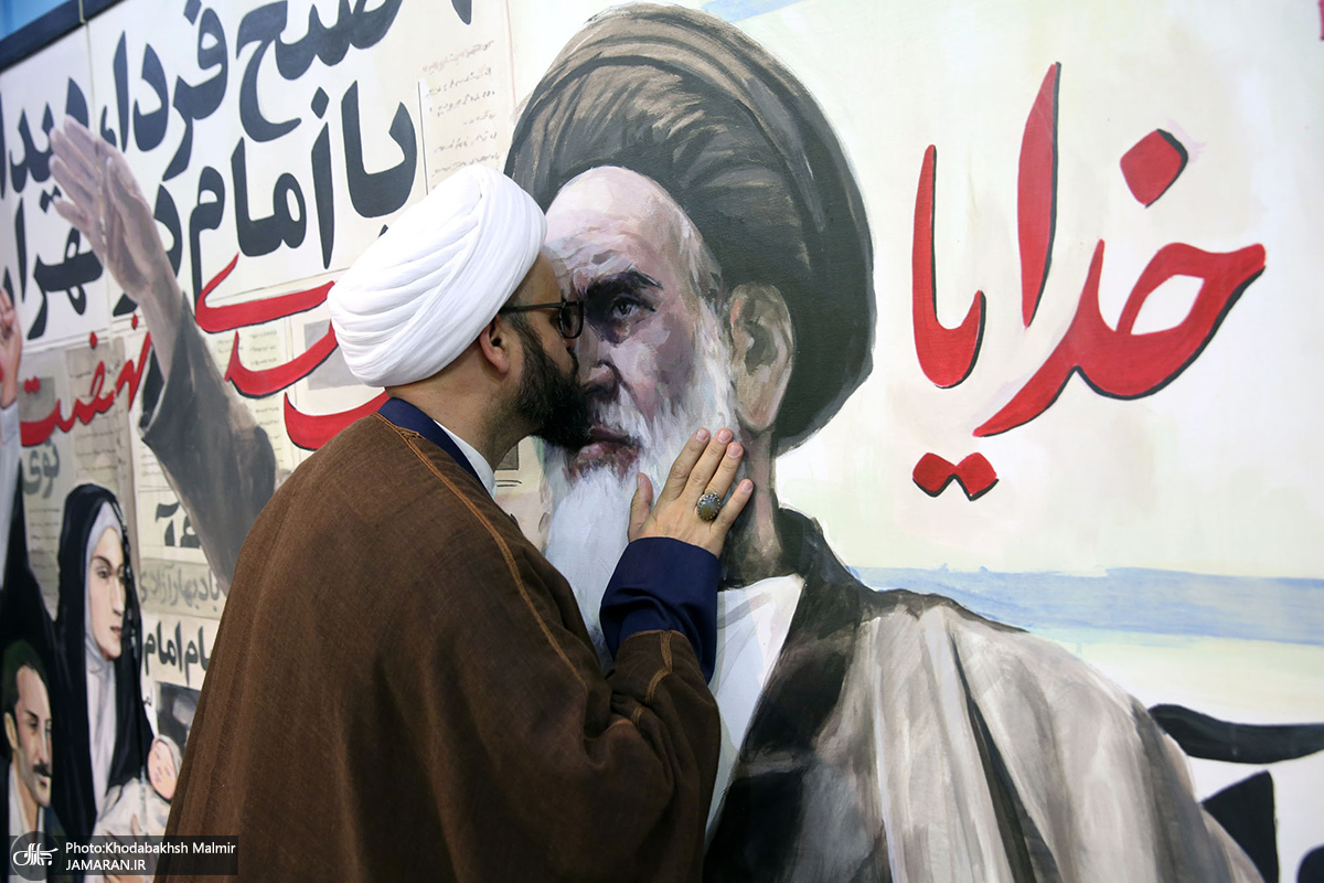 بوسه یک روحانی بر عکس امام(ره) در جماران