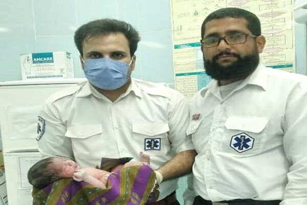 عکسی از تولد نوزاد عجول در آمبولانس