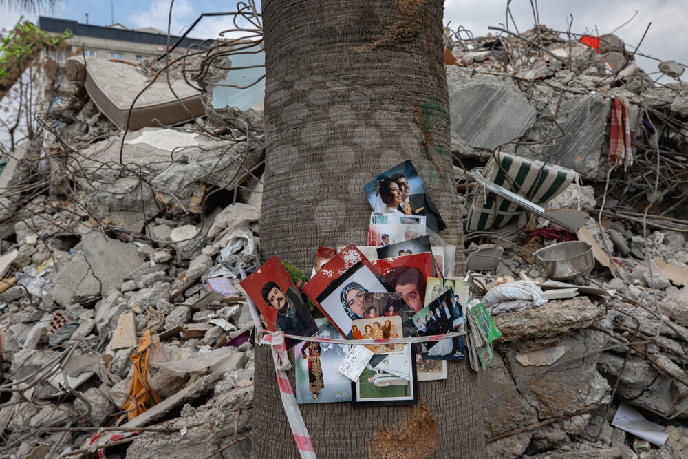 قابی تلخ از یادگاری‌های خانواده‌ زلزله‌زده
