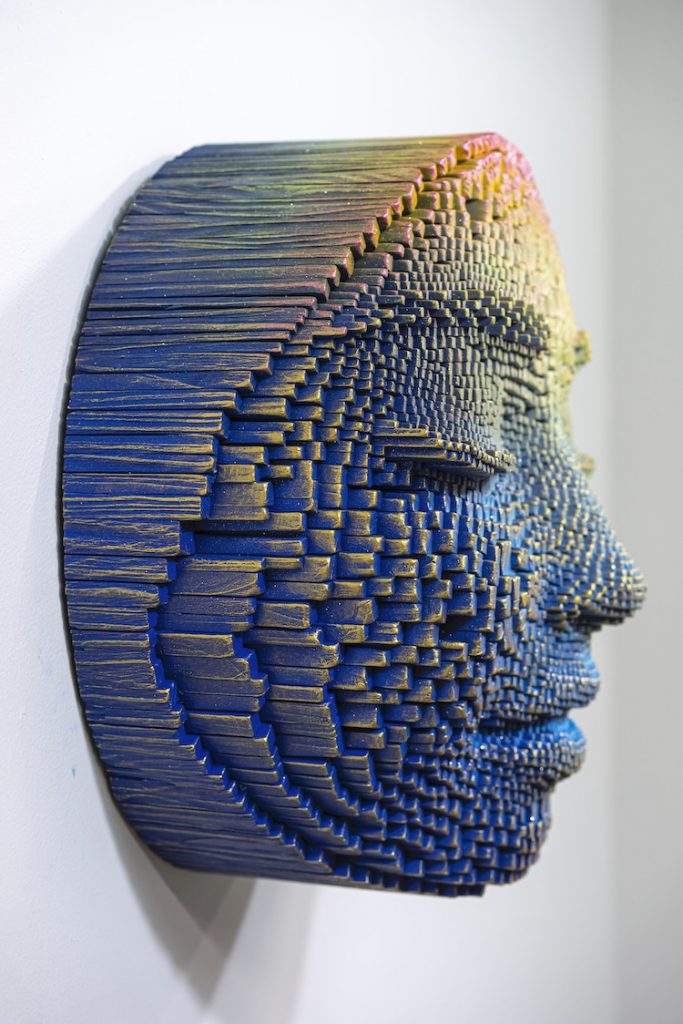 این هنرمند با هزاران تکه چوب سوخته، پرتره‌های پیکسلی زیبایی ایجاد می‌کند