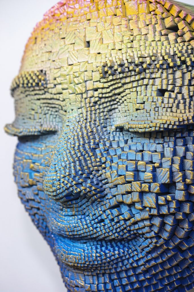این هنرمند با هزاران تکه چوب سوخته، پرتره‌های پیکسلی زیبایی ایجاد می‌کند