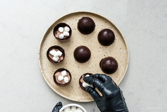 تصاویری از تهیه بمب شکلات داغ؛ جذاب و لاکچری