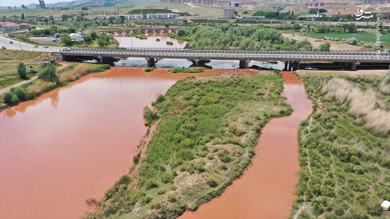 آب رودخانه‌ای در ترکیه قرمز شد