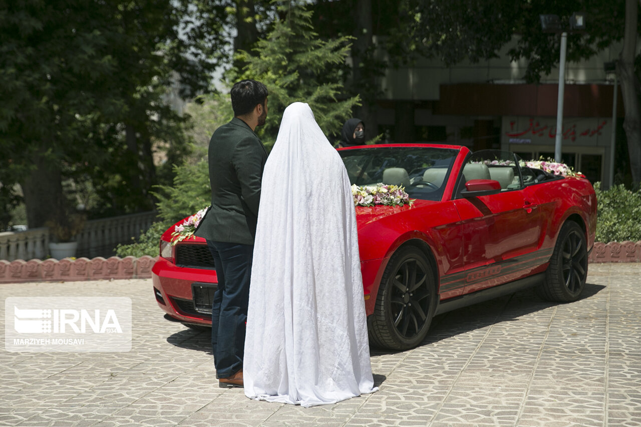 جشن ازدواج دانشجویی با خودروی لوکس آمریکایی