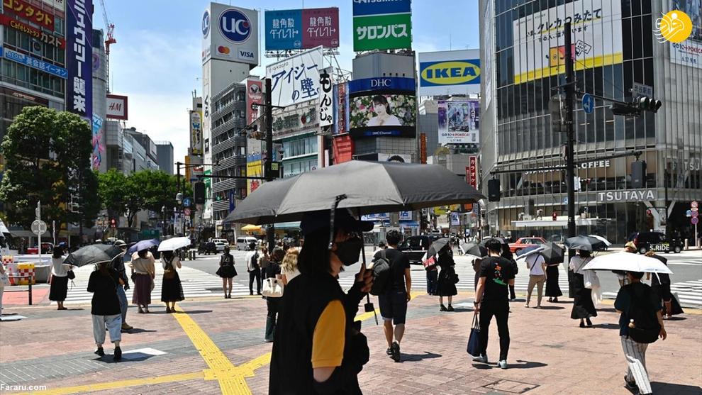 استفاده مردم ژاپن از چتر در هوای گرم توکیو