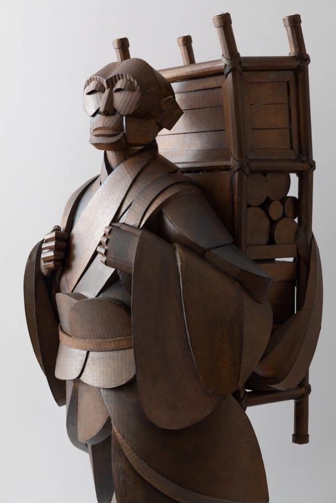 این هنرمند با ساختن مجسمه‌های مقوایی که شبیه مجسمه‌های چوبی هستند، با تاریخ خانواده‌اش ارتباط برقرار می‌کند