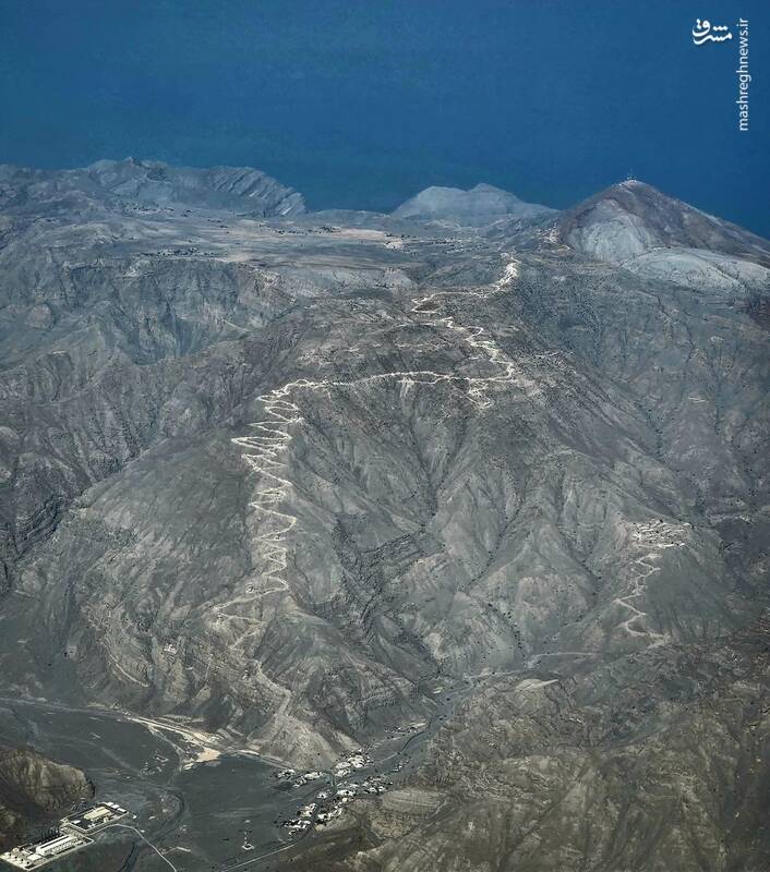 جاده پر پیچ و خم بر روی کوه‌های عمان