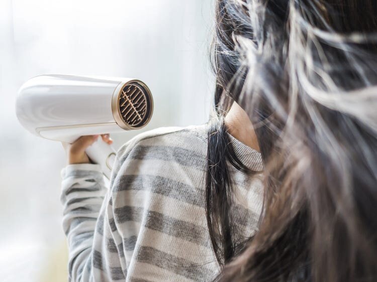 ۴ اشتباه رایج هنگام خشک کردن مو که موهایتان را نابود می‌کند