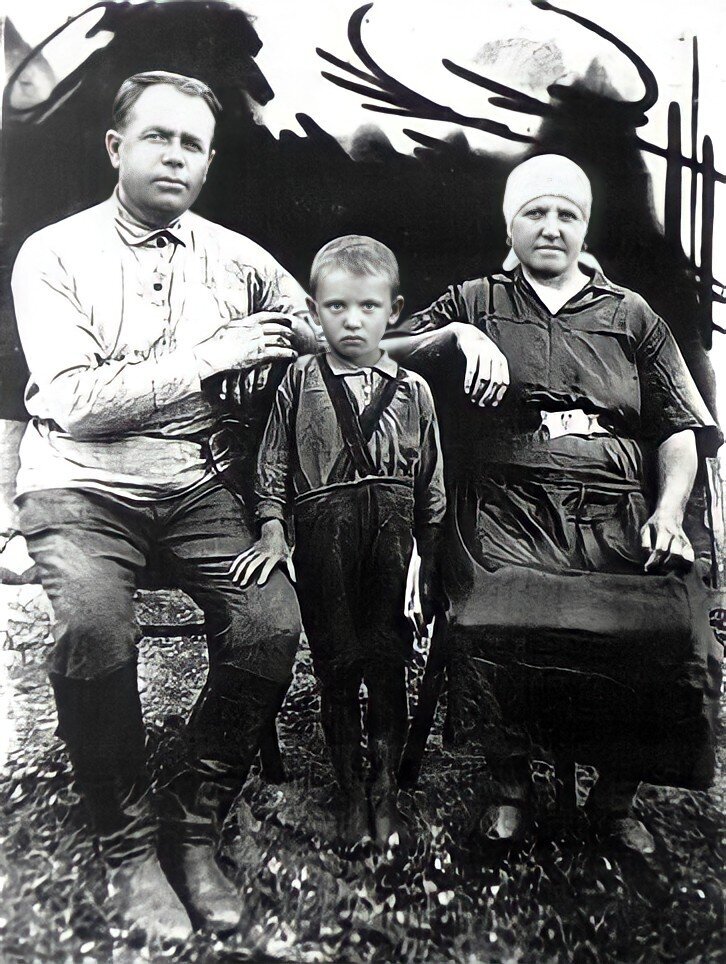 گورباچف خردسال در کنار پدربزرگ و مادربزرگش