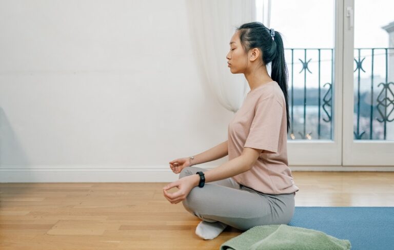۱۳ مورد از بهترین تمرین‌های یوگا برای بهبود نشانه‌های سرماخوردگی