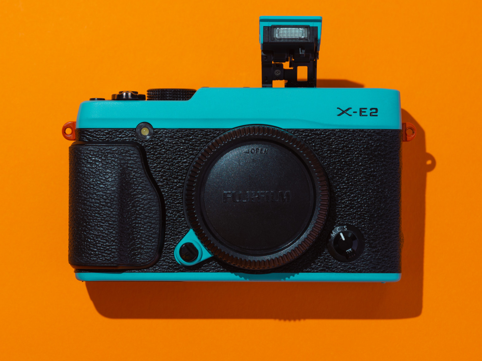 این عکاس دوربین‌های آنالوگ زیبای سفارشی با رنگ کردن آنها می‌سازد!