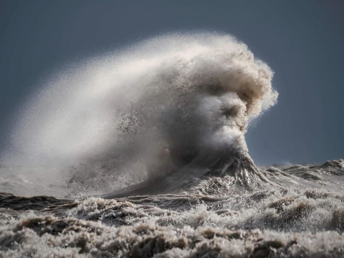 این عکاس از تجسم چهره پوزئیدون در امواج یک دریاچه، عکس گرفت!