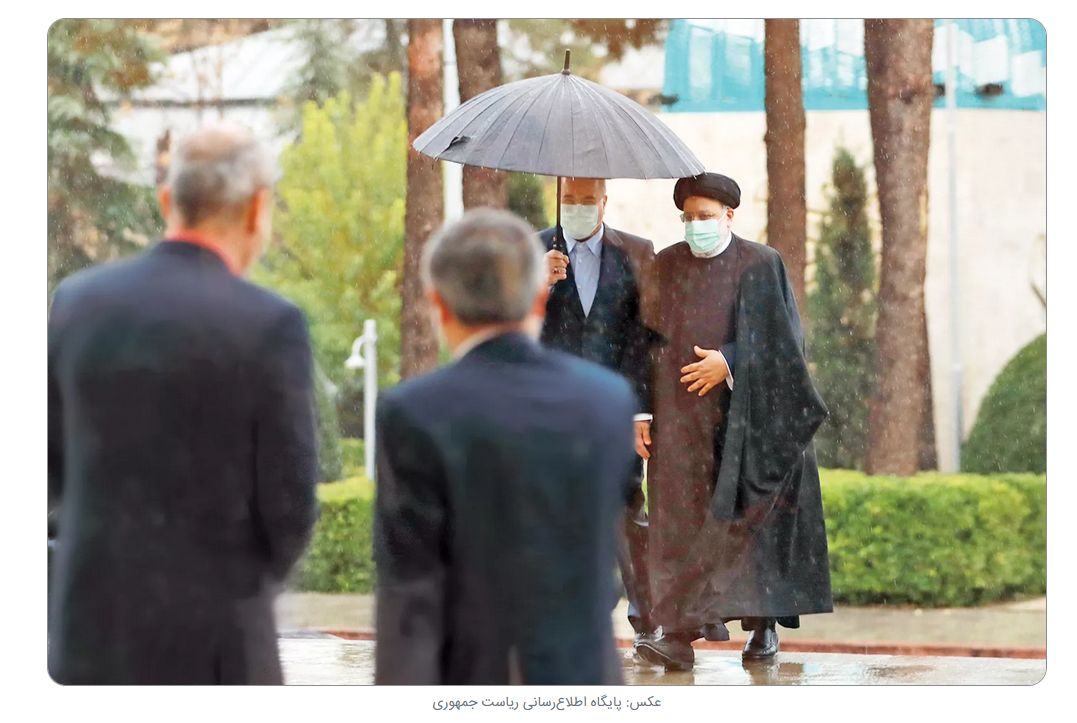 عکسِ رفتن رئیسی و قالیباف زیر یک چتر خبرساز شد