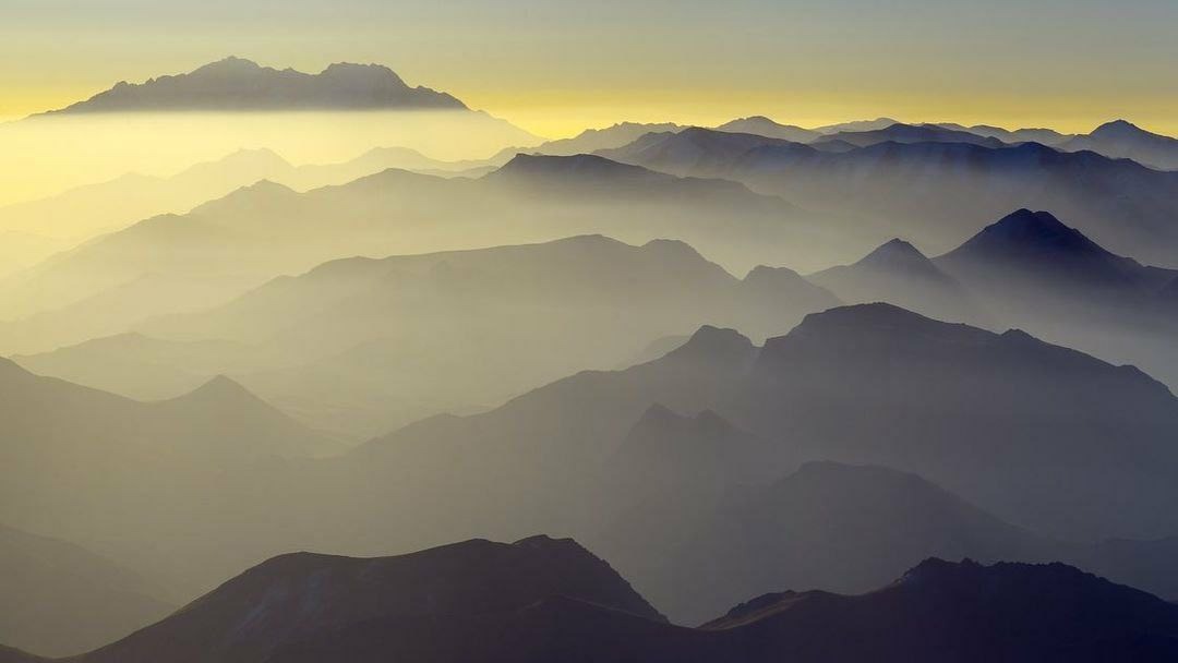 طلوع خورشید بر فراز کوه‌های کرکس