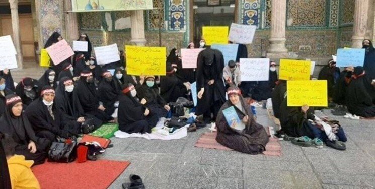 تصاویر بست‌نشینی گروهی از بانوان علیه کشف حجاب