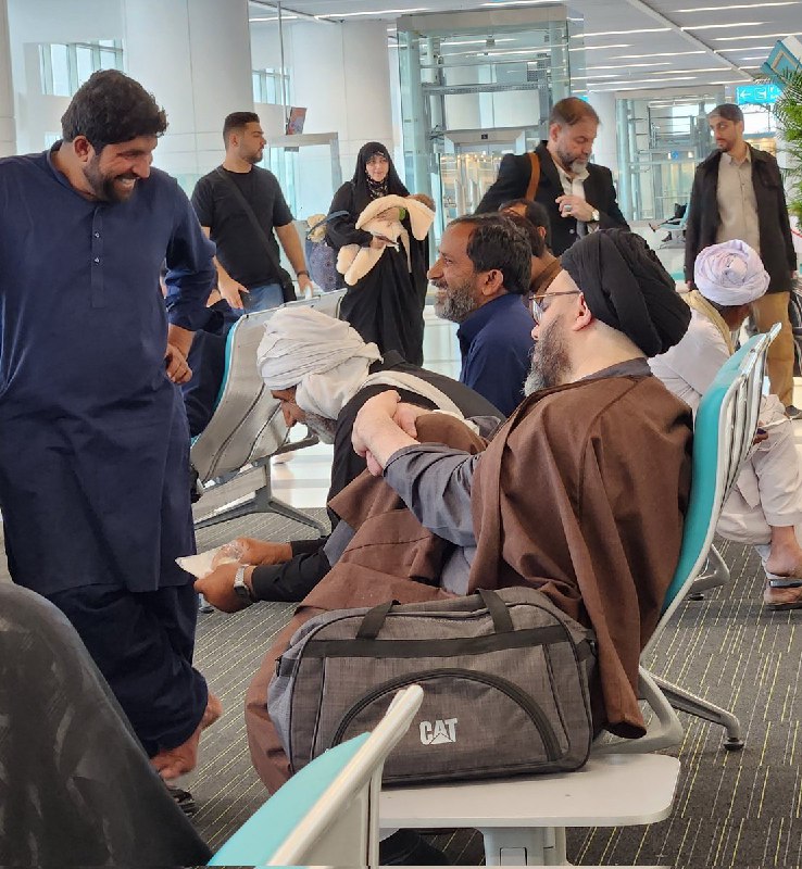 حضور فرزند آیت الله سیستانی در فرودگاه ایران