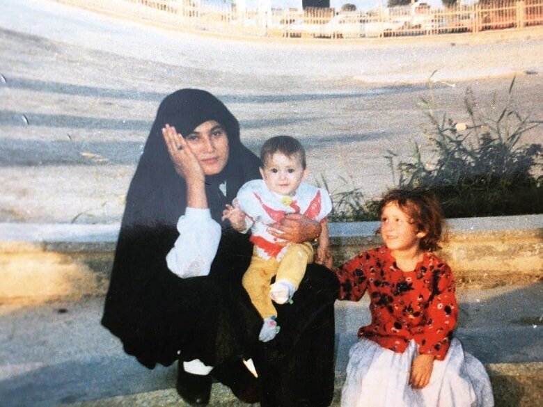 عکسی از فرشته حسینی در دوران کودکی در کنار مادرش