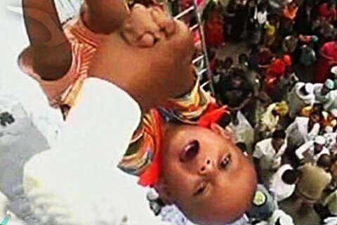 پرتاب نوزاد از ارتفاع ۱۵ متری؛ آیین عجیب مردم هند!