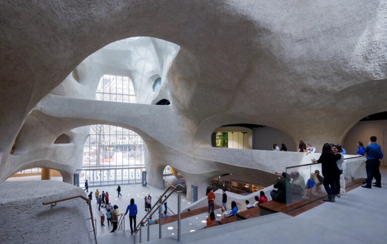 موزه‌ای با ظاهر عجیب و صخره‌ای در منهتن که توسط استودیو «گنگ» ساخته شده(یک پزشک)