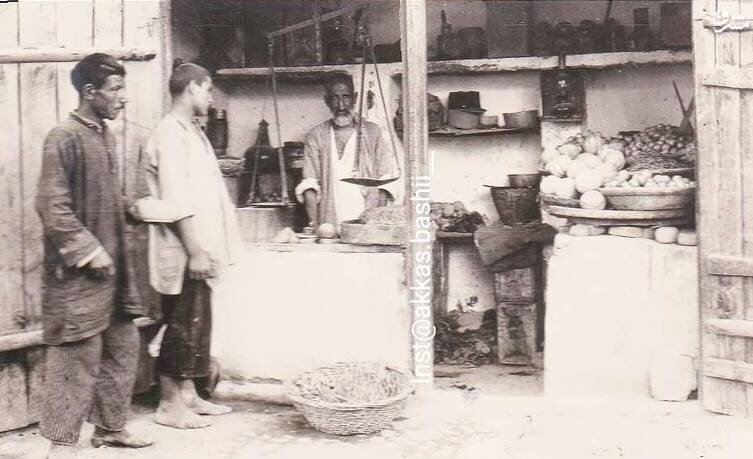تصویر یک میوه‌فروشی در تهران ۱۰۰ سال قبل