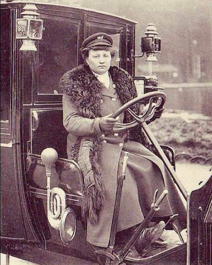 عکس اولین راننده تاکسی زن در فرانسه