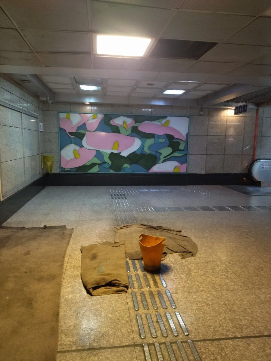 عکسی عجیب از چکه کردن سقف مترو در تهران!