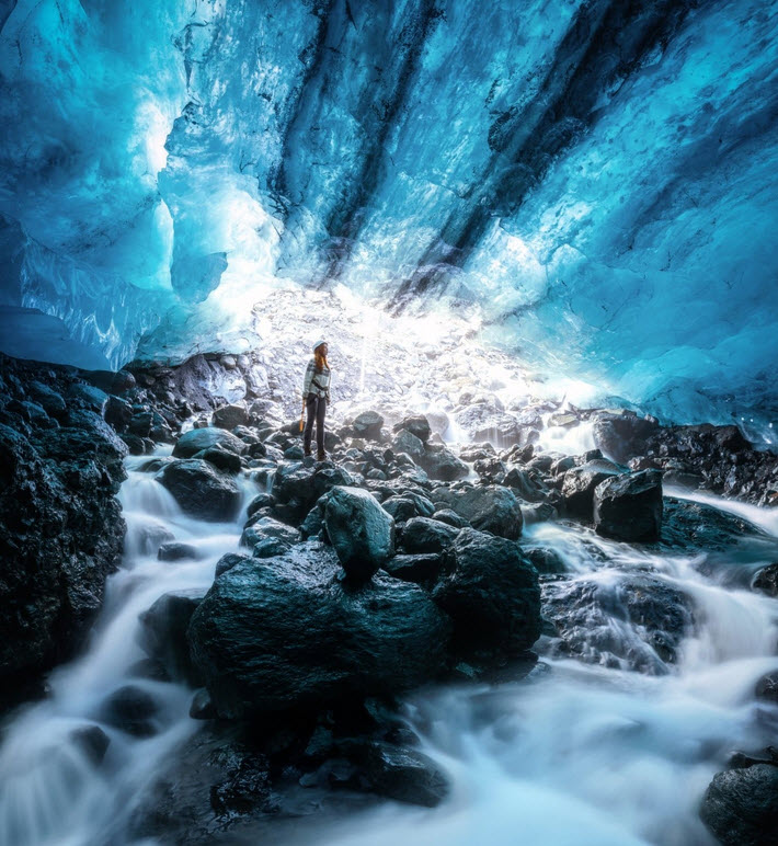 عکس‌هایی بی‌نظیر و زیبا از غار‌های یخچالی کشور ایسلند (یک پزشک)