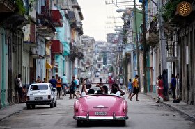 خودرو‌های کلاسیک رنگارنگ در خیابان‌های هاوانا