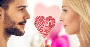 سرنخ‌های عاشقانه: ۱۵ شگرد روانشناختی ساده برای اینکه بدانید کسی شما را دوست دارد یا خیر (سواد زندگی)